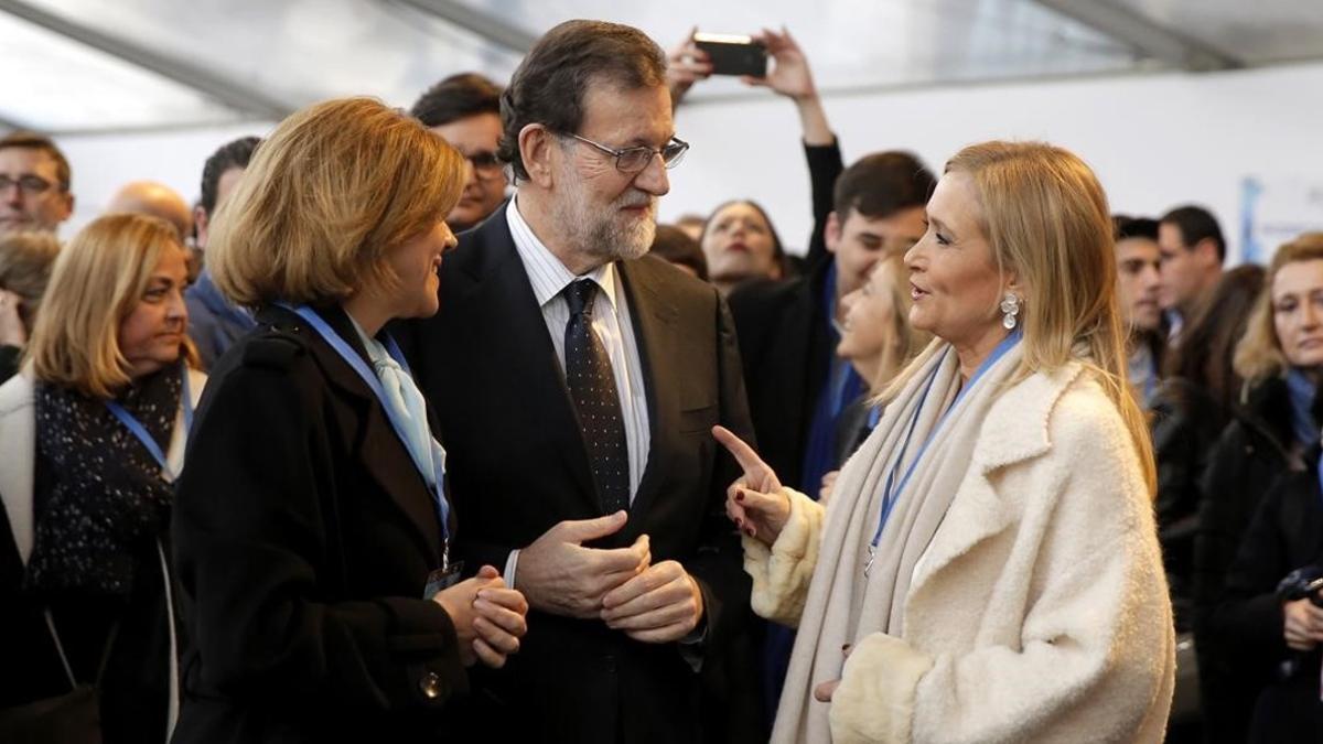 Mariano Rajoy, entre la secretaria general del PP, María Dolores de Cospedal, y Cristina Cifuentes.