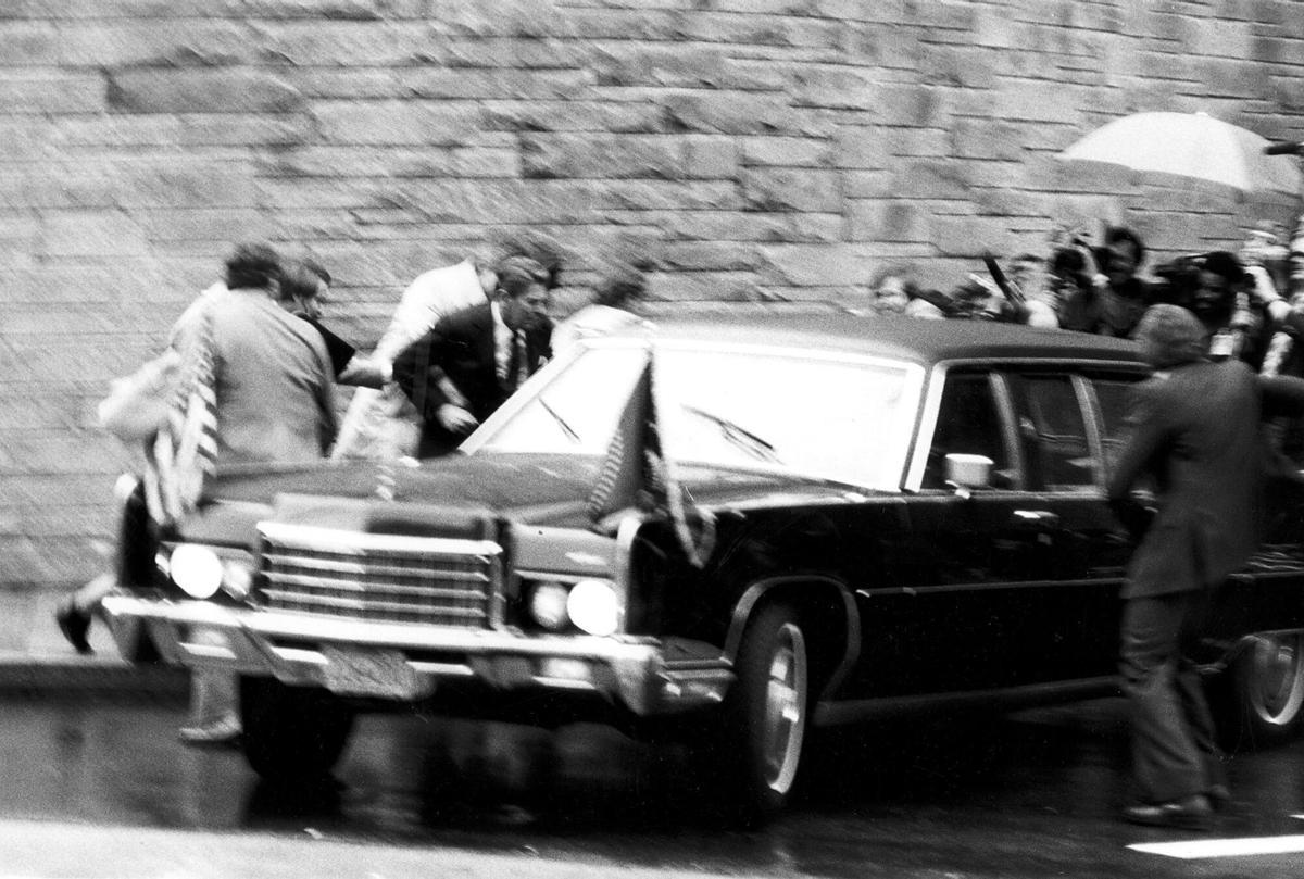 Conferència al mateix hotel Hilton el 30 de març del 1981, quan Reagan va rebre els trets de John Hinckley Jr., un jove de 25 anys que va confessar haver atemptat contra el president per atraure l’atenció de l’actriu Jodie Foster.