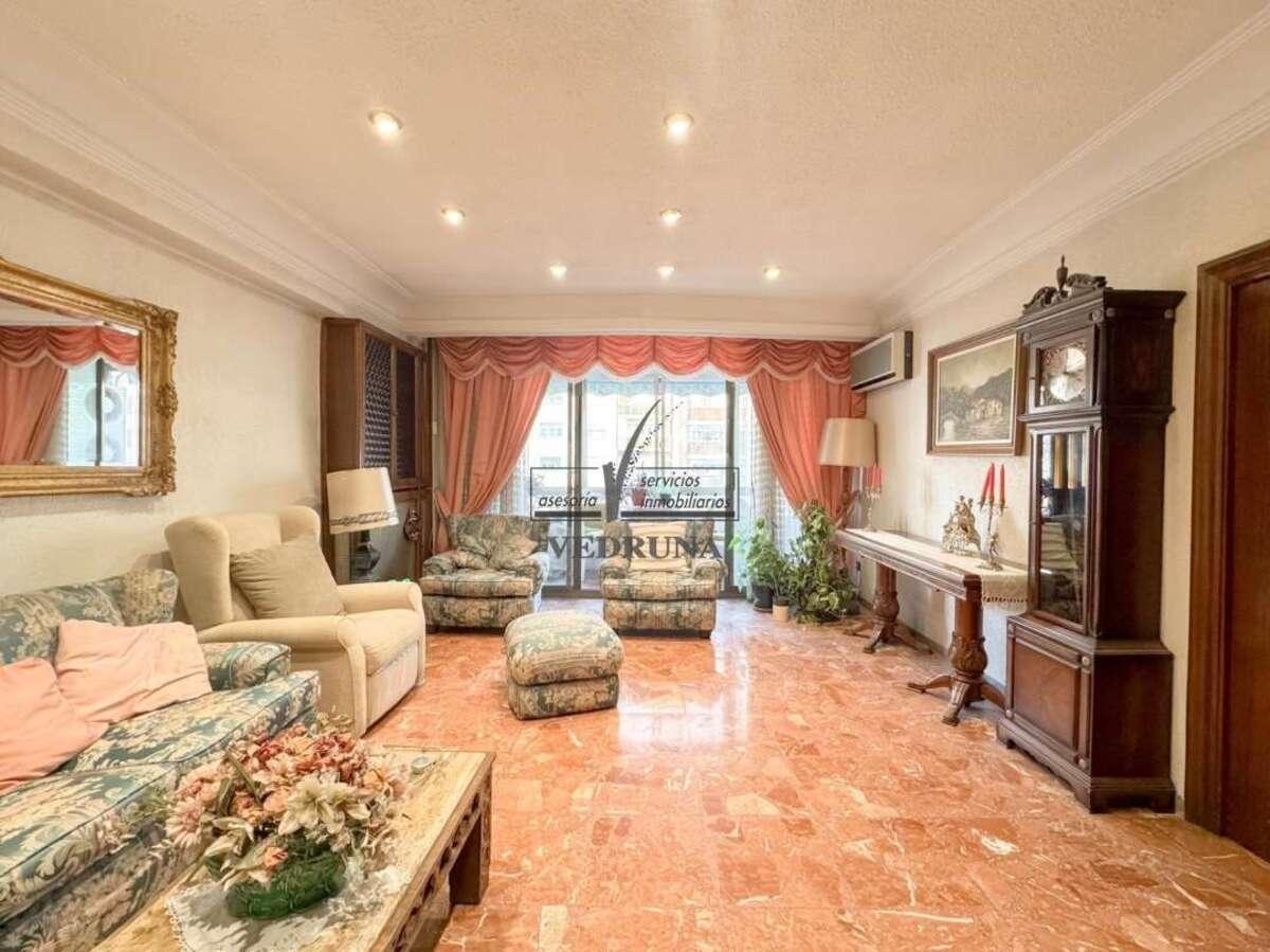 El salón de la casa a la venta en Zaragoza por 230.000 euros