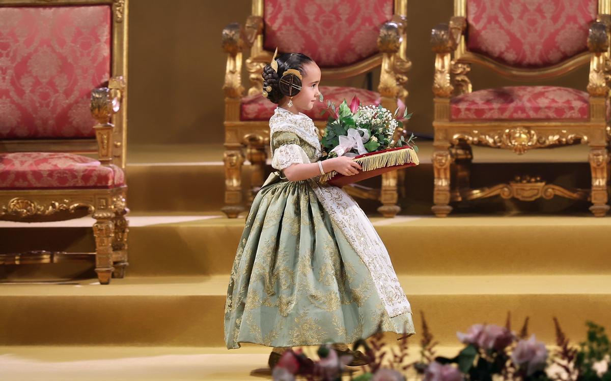 La portadora de flores, la nota más simpática de la noche