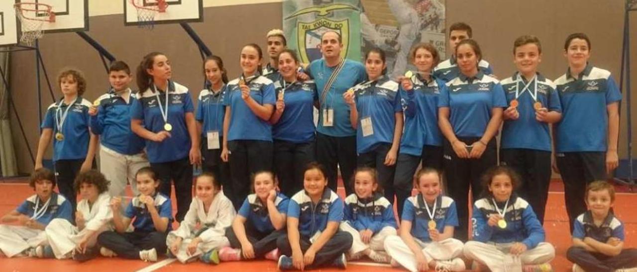 Los medallistas del club vilagarciano a la conclusión del campeonato en Riveira. // FdV