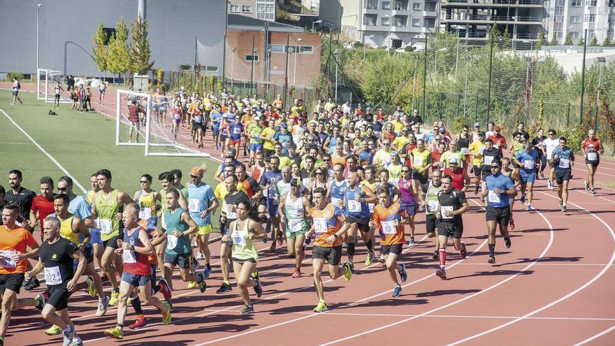 Los participantes en la carrera absoluta, ayer en la pista de atletismo del campus. // Carlos Peteiro