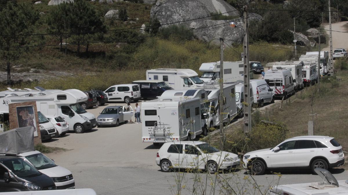 Vehículos estacionados en la zona de acceso a Udra este verano.