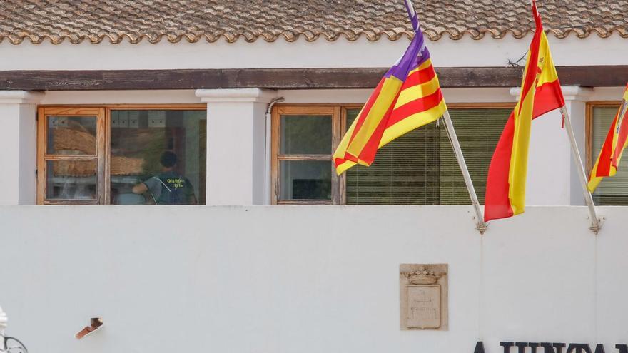 Un agente de la Guardia Civil durante el registro del departamento de Urbanismo de Sant Josep del pasado 13 de junio. | J. A. RIERA