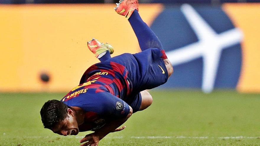 L&#039;ensopegada del Barça amb la seva realitat va ser tan espectacular com aquesta caiguda de Luis Suárez