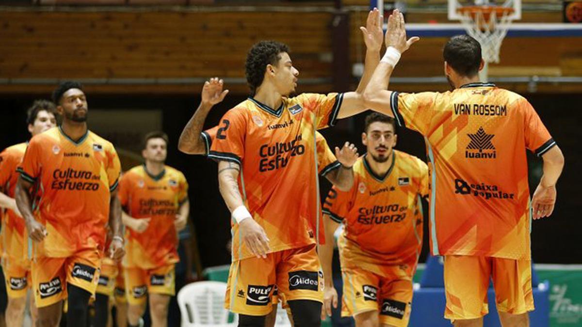 Los jugadores del Valencia Basket, saludándose