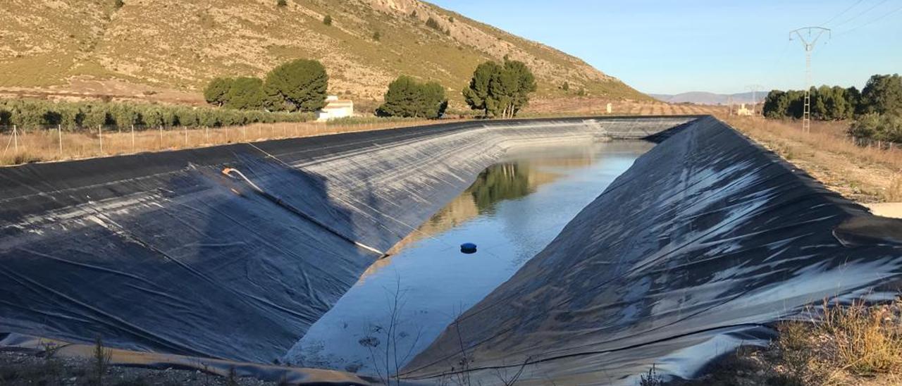 Estado actual de una de las balsas de los pozos de extracción de agua en Villena.