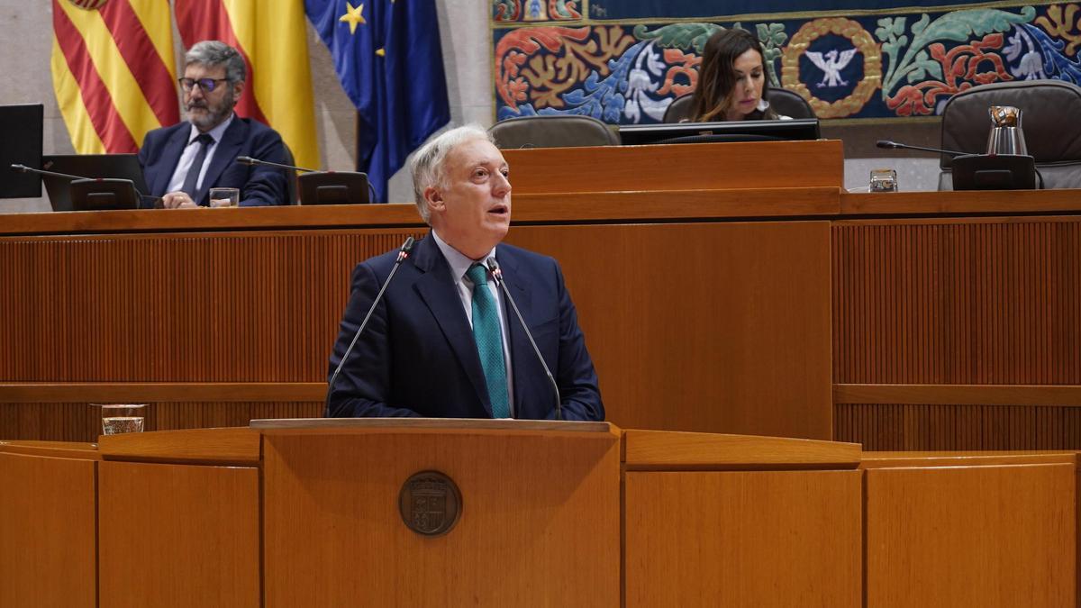 El consejero de Vivienda, Octavio López, durante el pleno de las Cortes este viernes.