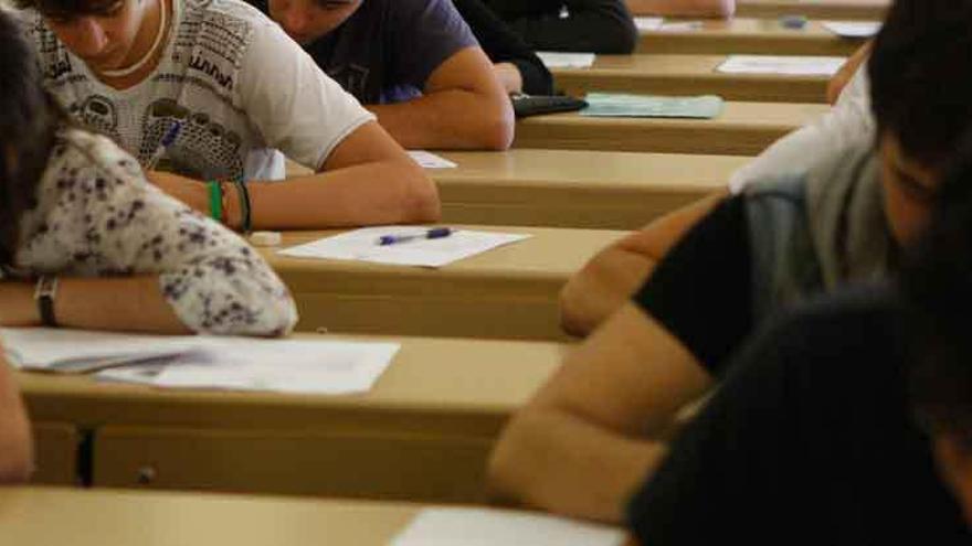 Estudiantes durante un examen. Foto Emilio Fraile