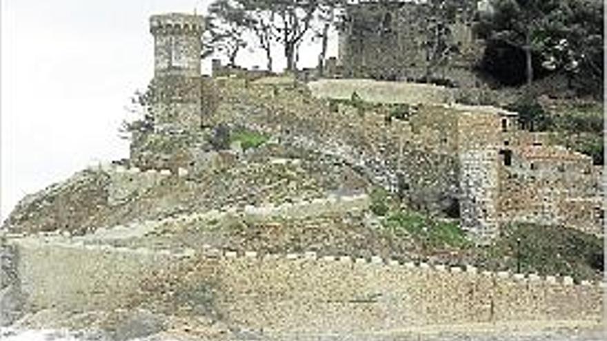 La muralla de Tossa amb la torre de Joanàs damunt la penya.