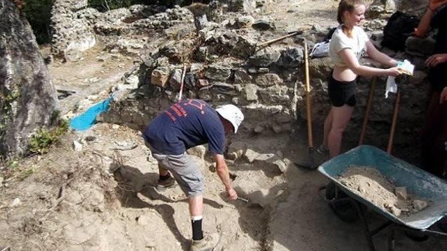 Les excavacions que s&#039;han fet a la zona de les muralles del castell de Sant Iscle de Vidreres.