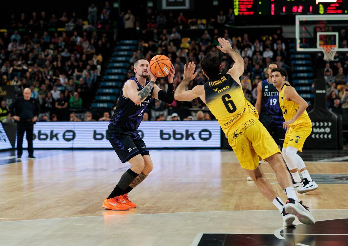 Fitipaldo trata de defender el tiro de Normantas en el Bilbao-Canarias de la primera vuelta.