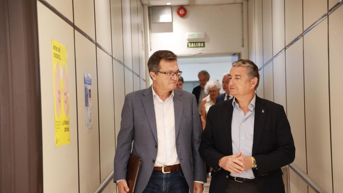 El vicepresidente primero de la Junta y consejero de Presidencia, Sanidad y Emergencias, Antonio Sanz, junto al presidente del Sindicato Médico Andaluz (SMA), Rafael Ojeda.