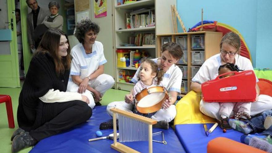 Carla Bruni reanuda  su actividad con  una visita a un  centro de niños