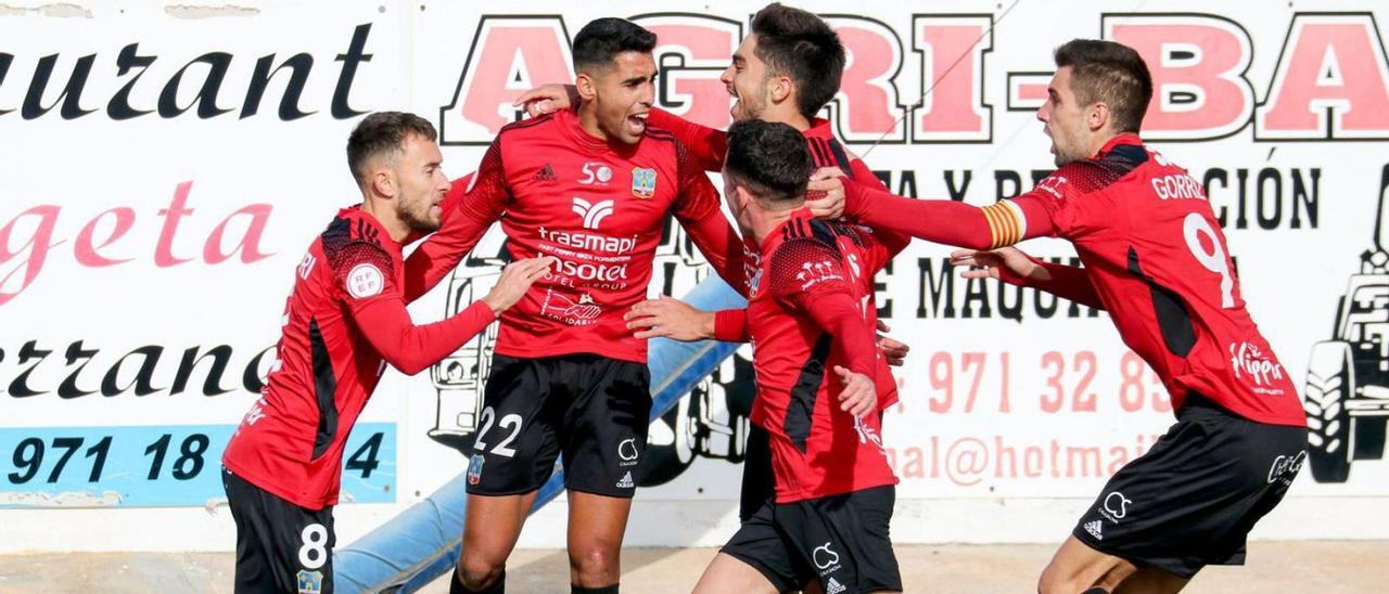 Los futbolistas del Formentera festejan junto a su compañero Karim el 2-1 al Cerdanyola.  | SDF