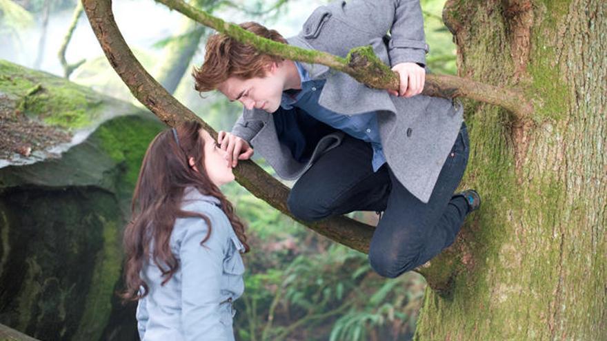 Kristen Stewart y Robert Pattinson en &#039;Crepúsculo&#039;.