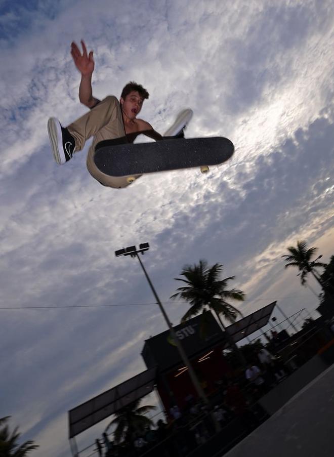 El patinador brasileño Yuri Facchini realiza un kickflip shifty durante una sesión de práctica en un curso callejero del concurso STU Open de patinaje en Río de Janeiro, Brasil.