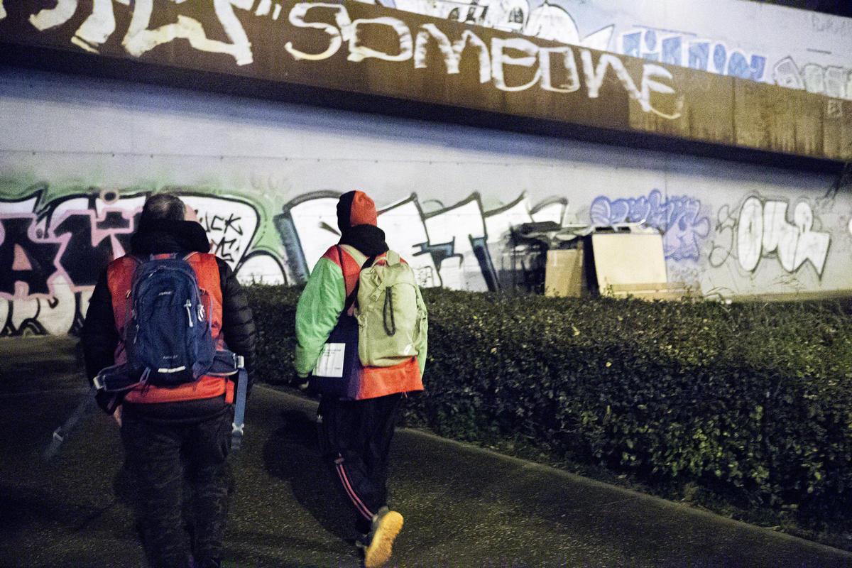 Voluntarios de Cruz Roja realizan el recuento de personas sin hogar en Zaragoza, este miércoles.