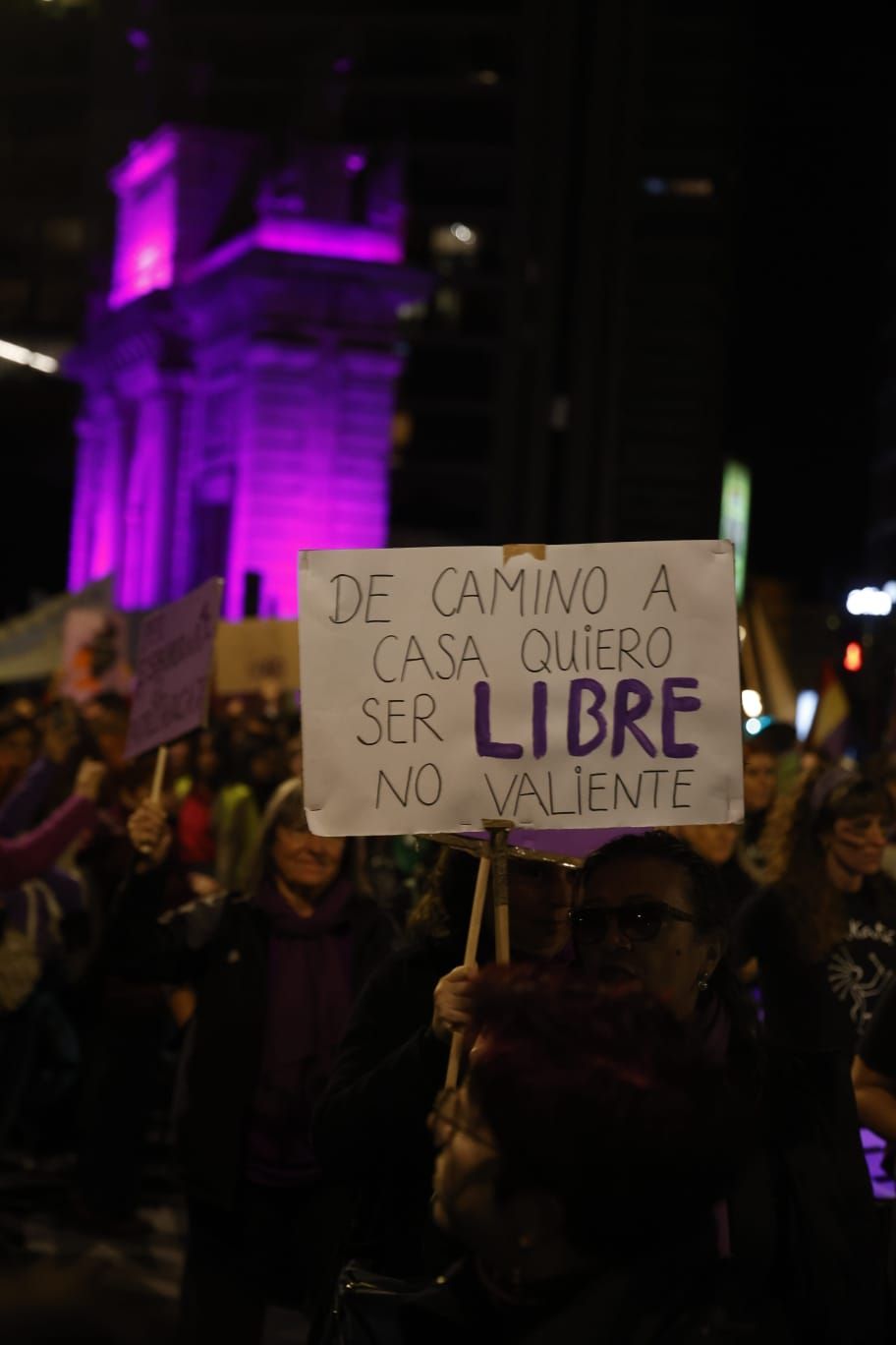 València se tiñe de morado en la lucha contra la violencia machista