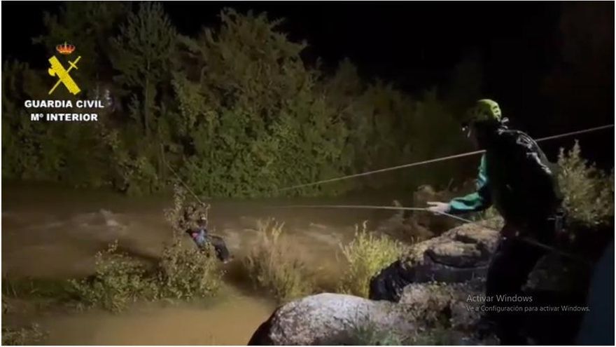 Rescatados con una tirolina siete jinetes en Sabiñánigo atrapados por la crecida del río Alcanadre