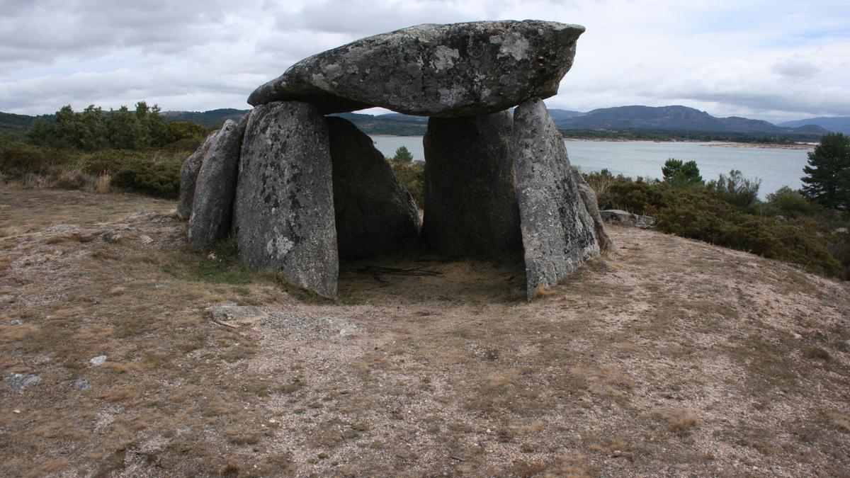 Dolmen da Casola do Foxo, en Muíños. 