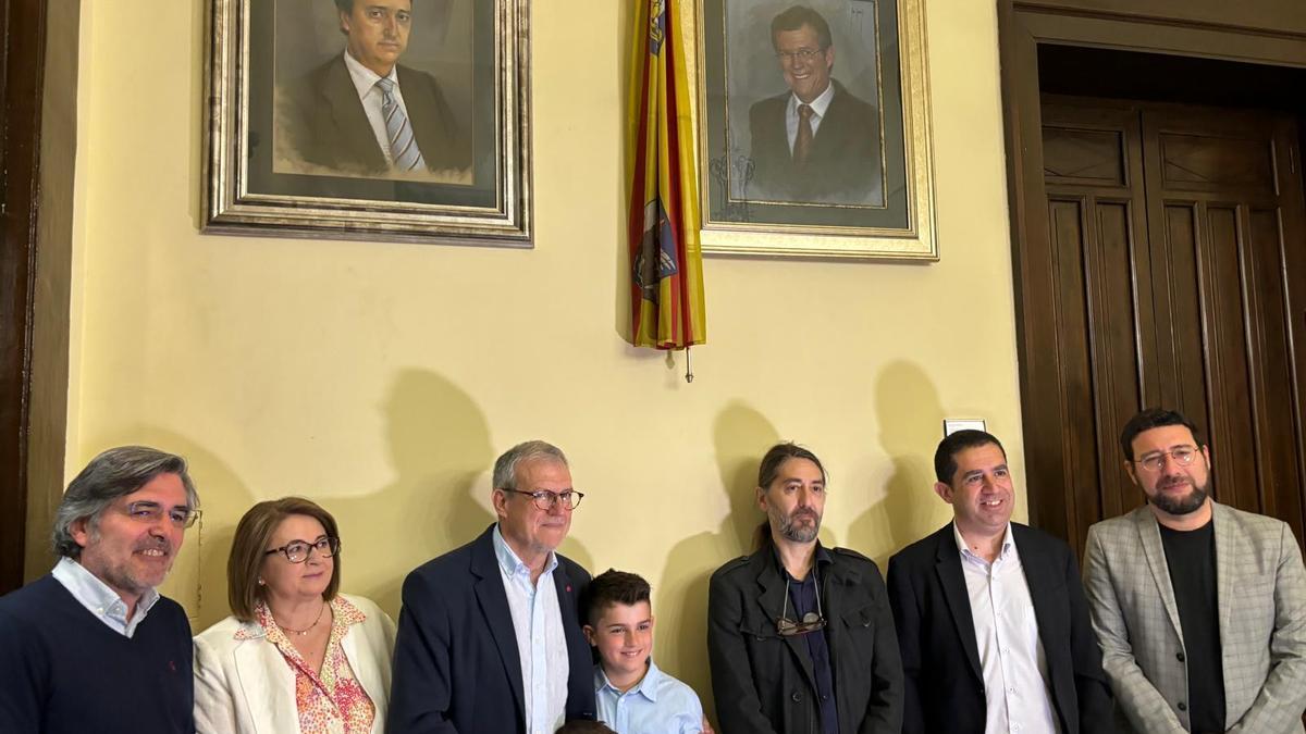 Jorge Sedano, tercero por la izquierda, con su esposa, sus nietos, el actual portavoz del PP, el autor del retrato y el alcalde y vicealcalde.