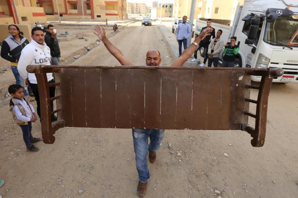 Un hombre de 38 años, sostiene un banco con la boca en Egipto.