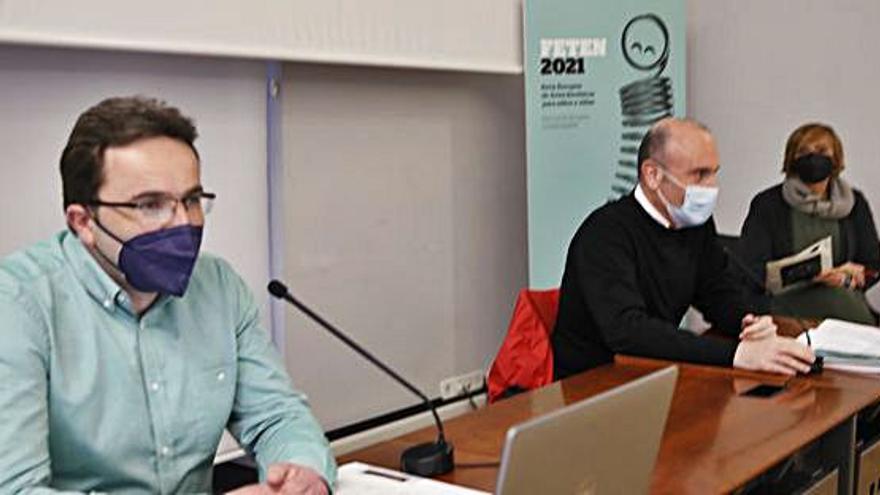 Por la izquierda, Manuel Ángel Vallina, Pablo León y Marián Osácar, ayer, en la presentación de Feten en el Antiguo Instituto. | Ángel González