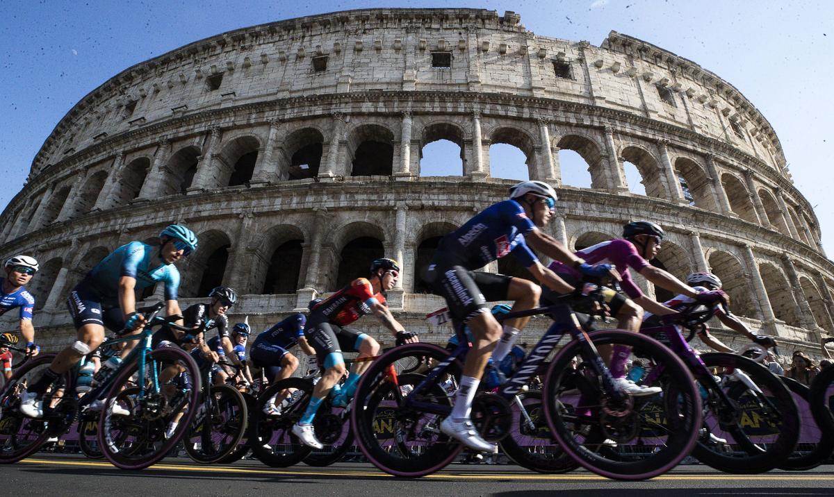 Rome (Italy), 28/05/2023.- The pack rides past the Colosseum during the 21st and last stage of the 2023 Giro d’Italia cycling race, over 126 km from Rome to Rome, in Rome, Italy, 28 May 2023. (Ciclismo, Italia, Roma) EFE/EPA/ANGELO CARCONI