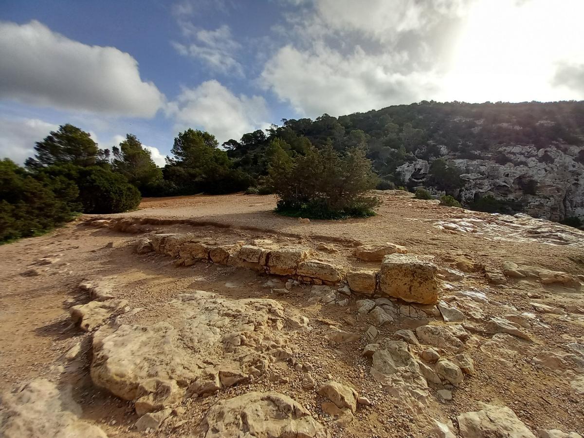 Vista de los sillares del yacimiento púnico.