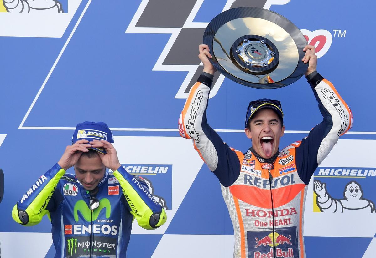 Marc Márquez celebra la victoria en Philip Island en 2017, con Rossi, segundo.