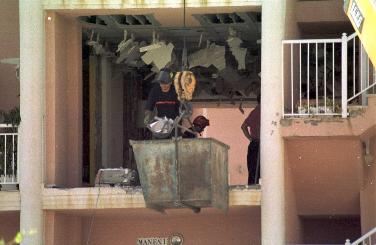 Los bomberos retirando cascotes de la vivienda que explotó en Torrevieja en 2001