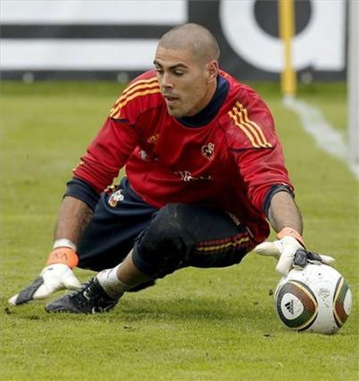 Després d’un intens debat entre els experts, Del Bosque ha recompensat Víctor Valdés amb un lloc a la selecció.