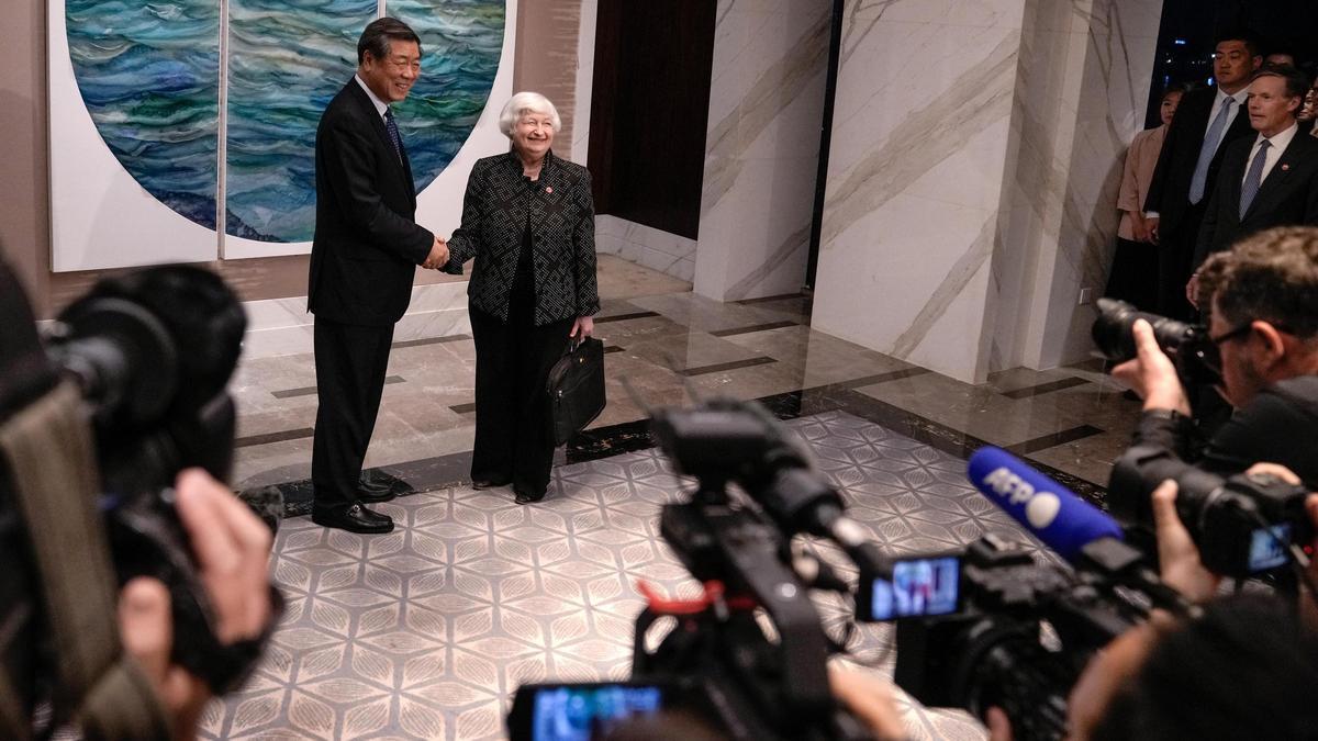 El viceprimer ministro chino, He Lifeng, estrecha la mano de la secretaria del Tesoro de EEUU, Janet Yellen.