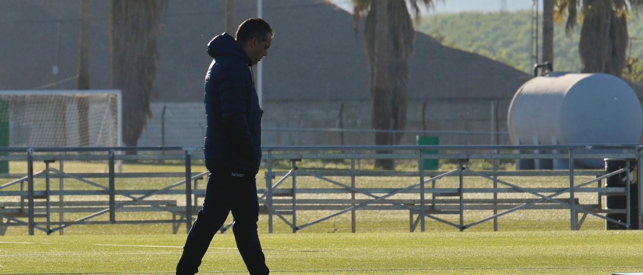 Germán Crespo, pensativo, durante uno de sus últimos entrenamientos con el Córdoba CF.