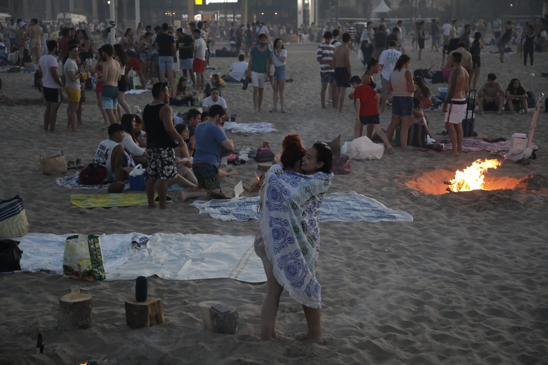 València inunda sus playas en el primer San Juan poscovid