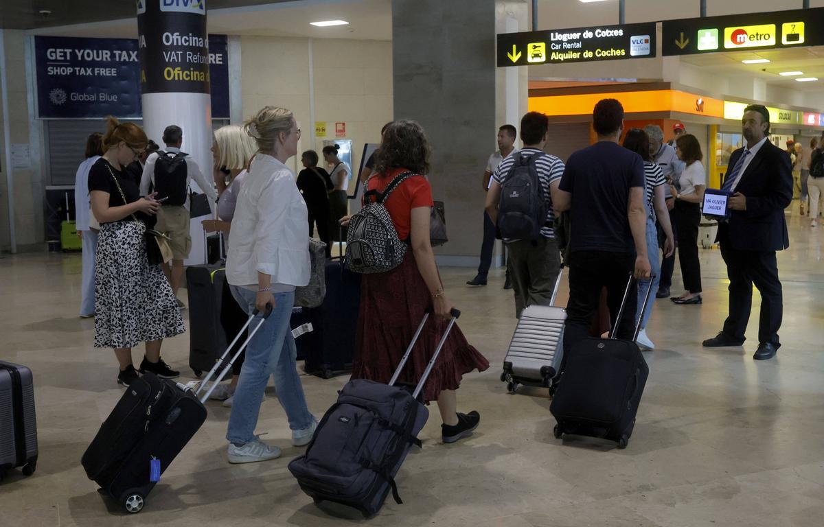 Pasajeros llegados al aeropuerto de Valencia, la pasada semana.
