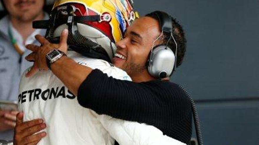 El pilot britànic Lewis Hamilton celebra la &#039;pole&#039; amb el seu germà