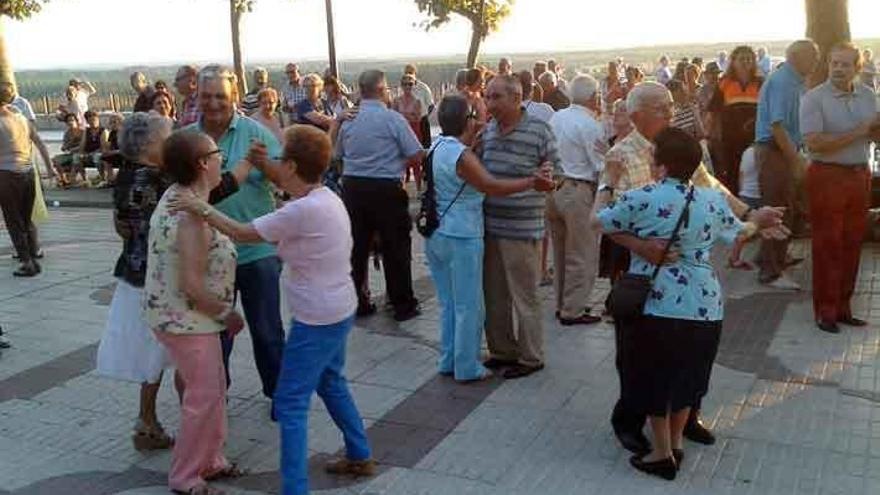 Uno de los animados jueves, en la verbena de los Paseos de la Mota.