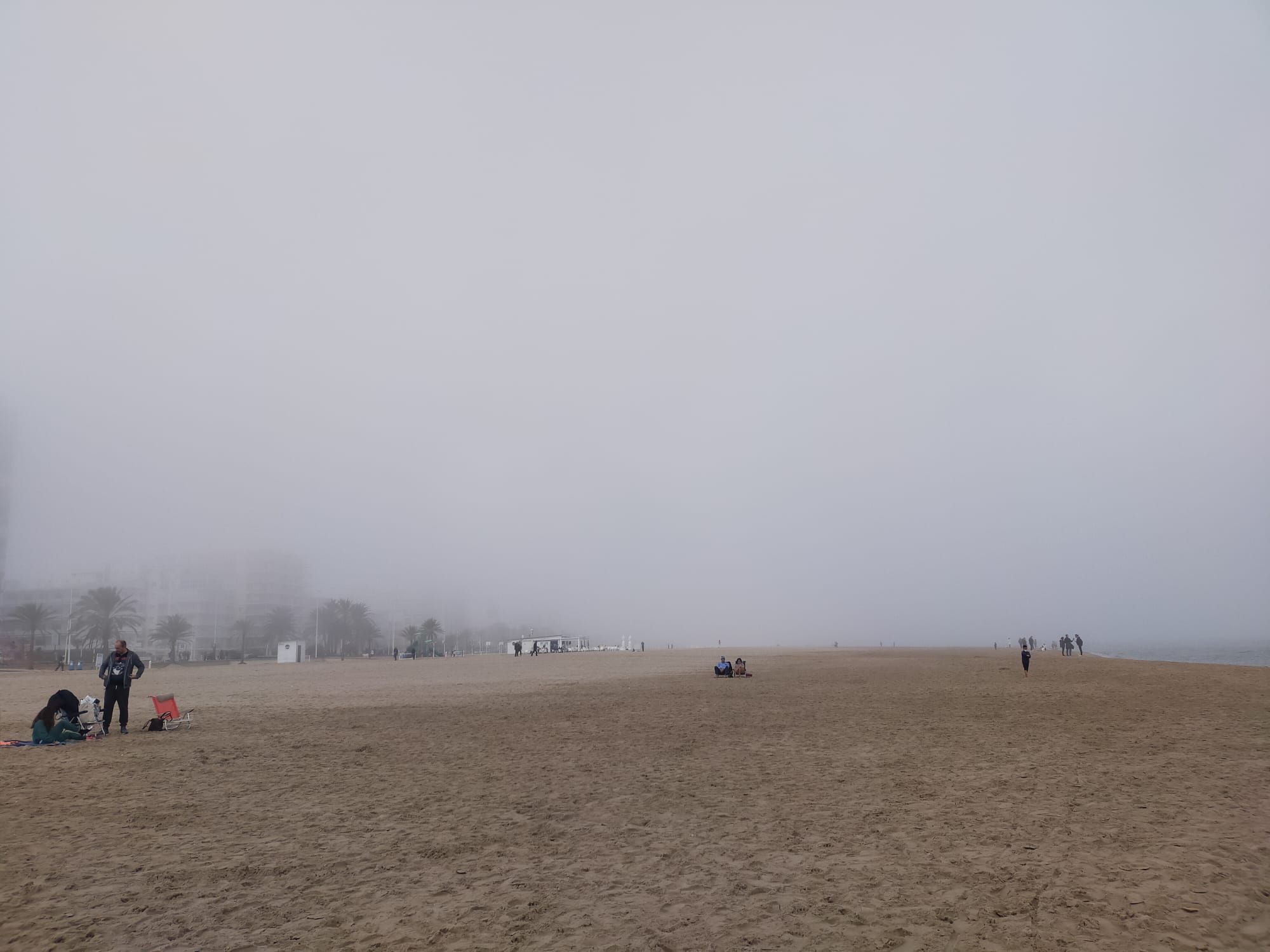 La playa de Gandia desaparece entre la niebla