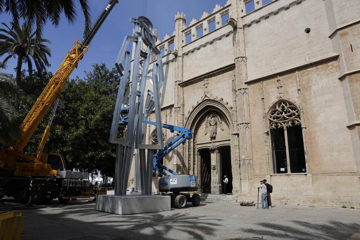 Montaje de la exposición de Julian Opie en la Llotja de Palma