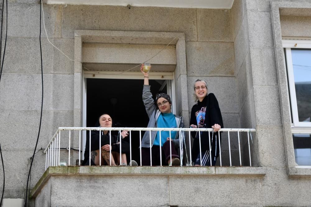 Tres jóvenes en su balcón de la calle Riestra.