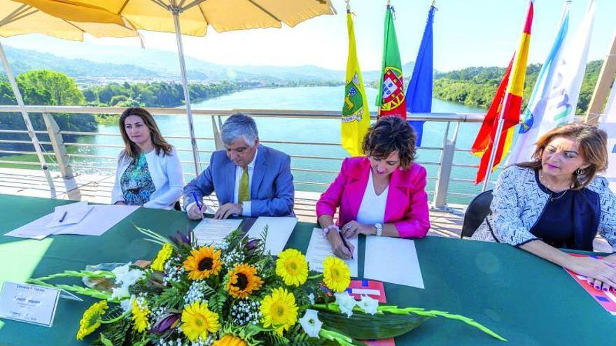 Firma del documento de constitución de la eurociudad Cerveira-Tomiño el 4 de octubre de 2018.