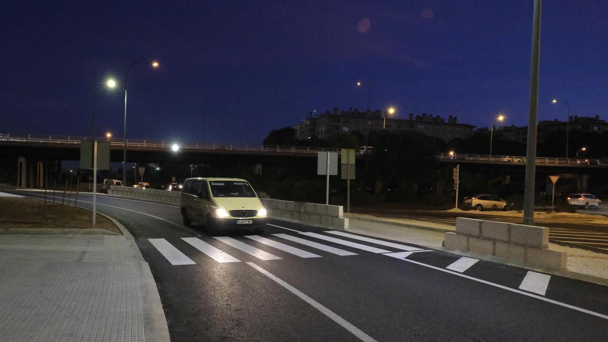 Una furgoneta circula por el nuevo carril cero de la salida de Can Valero de la Vía de Cintura de Palma