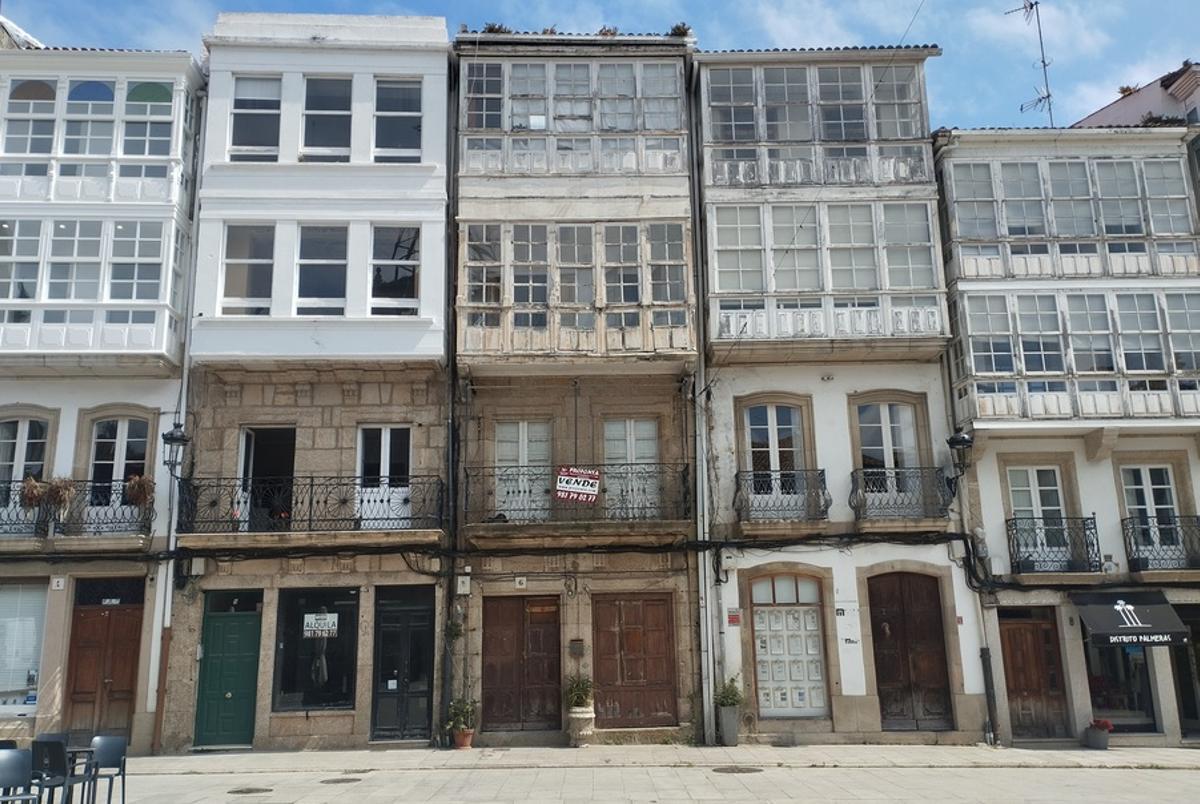 Edificios de la Praza da Constitución de Betanzos.