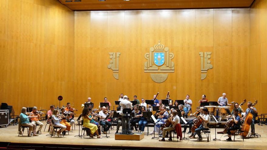 Los componentes de la Real Filharmonía de Galicia, durante un ensayo este mes de septiembre con Maximino Zumalave a la batuta / JESÚS PRIETO