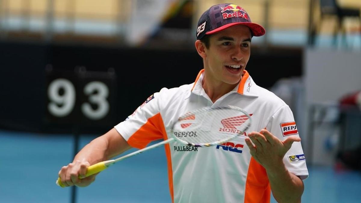 Marc Márquez juguetea con la raqueta de badminton, hoy, en Kuala Lumpur, antes de participar en una exhibición con exolímpicos malayos.