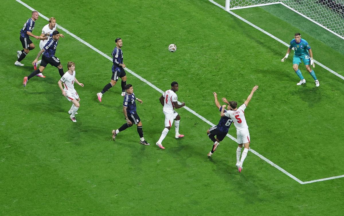 John Stones trata de rematar en una jugada de ataque en la semifinal del Mundial ante Argentina.