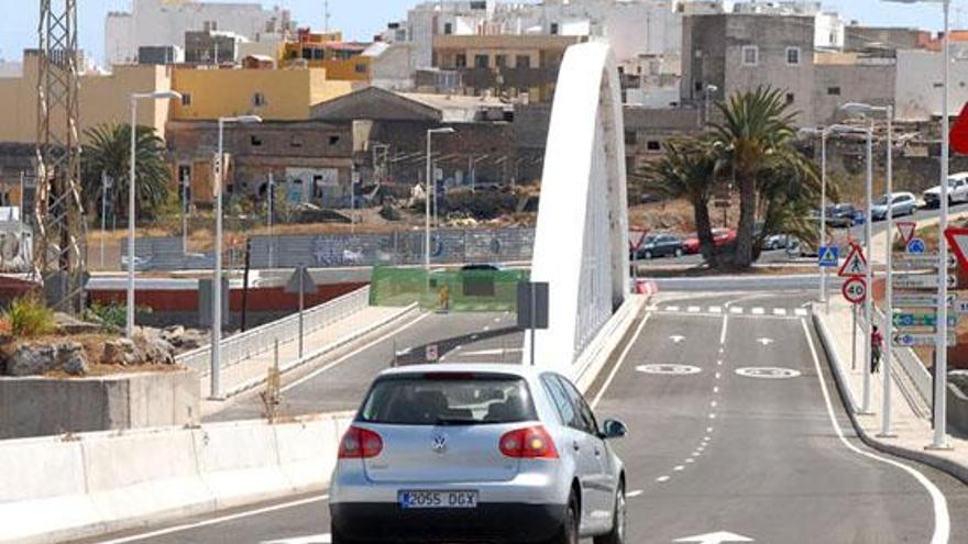 El viaducto de Telde se abre con dos carriles bloqueados