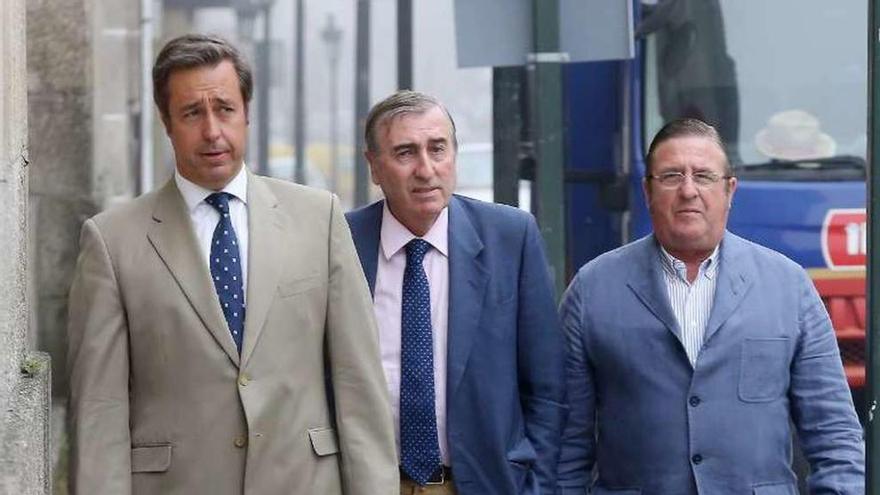 Javier Oriol, en el centro, a su llegada al Juzgado de Tui. // Marta G. Brea